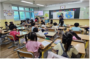 연수구는 오는 3일부터 옥련초등학교를 시작으로 지역 내 초등학교 1학년 및 4학년을 대상으로 올바른 분리배출 습관 형성을 위한 찾아가는 자원순환 교실을 운영한다